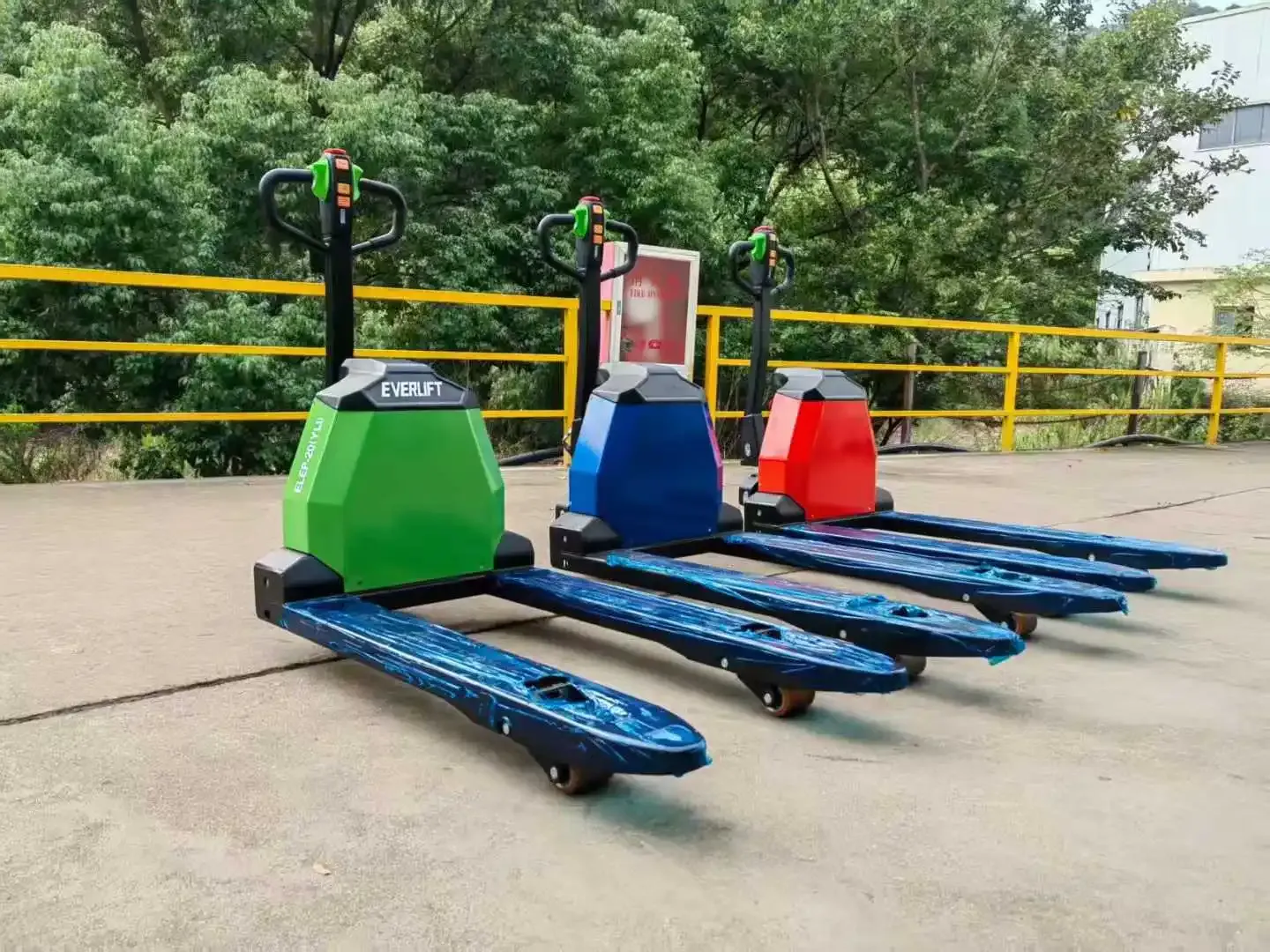Pallet Truck 1500 to 2000 kg (LPT-13230) detail 3