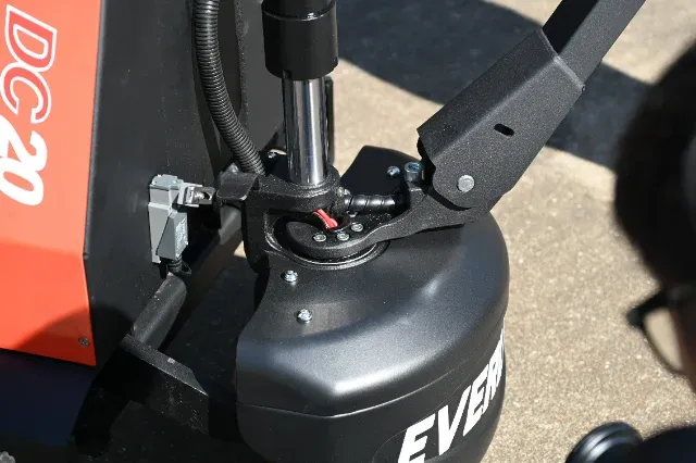 Pallet Truck 1500 to 2000 kg Platform detail 9