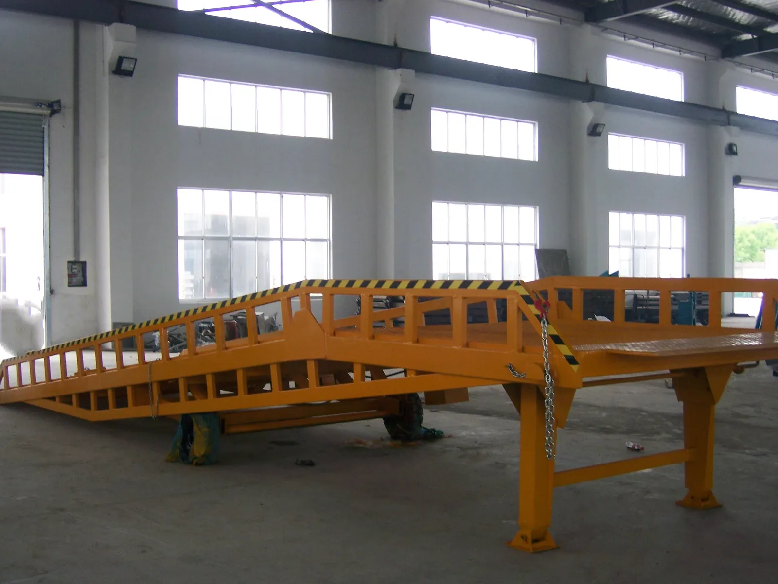 10T Movable Hydraulic Dock Leveller Dock Ramp photo 3