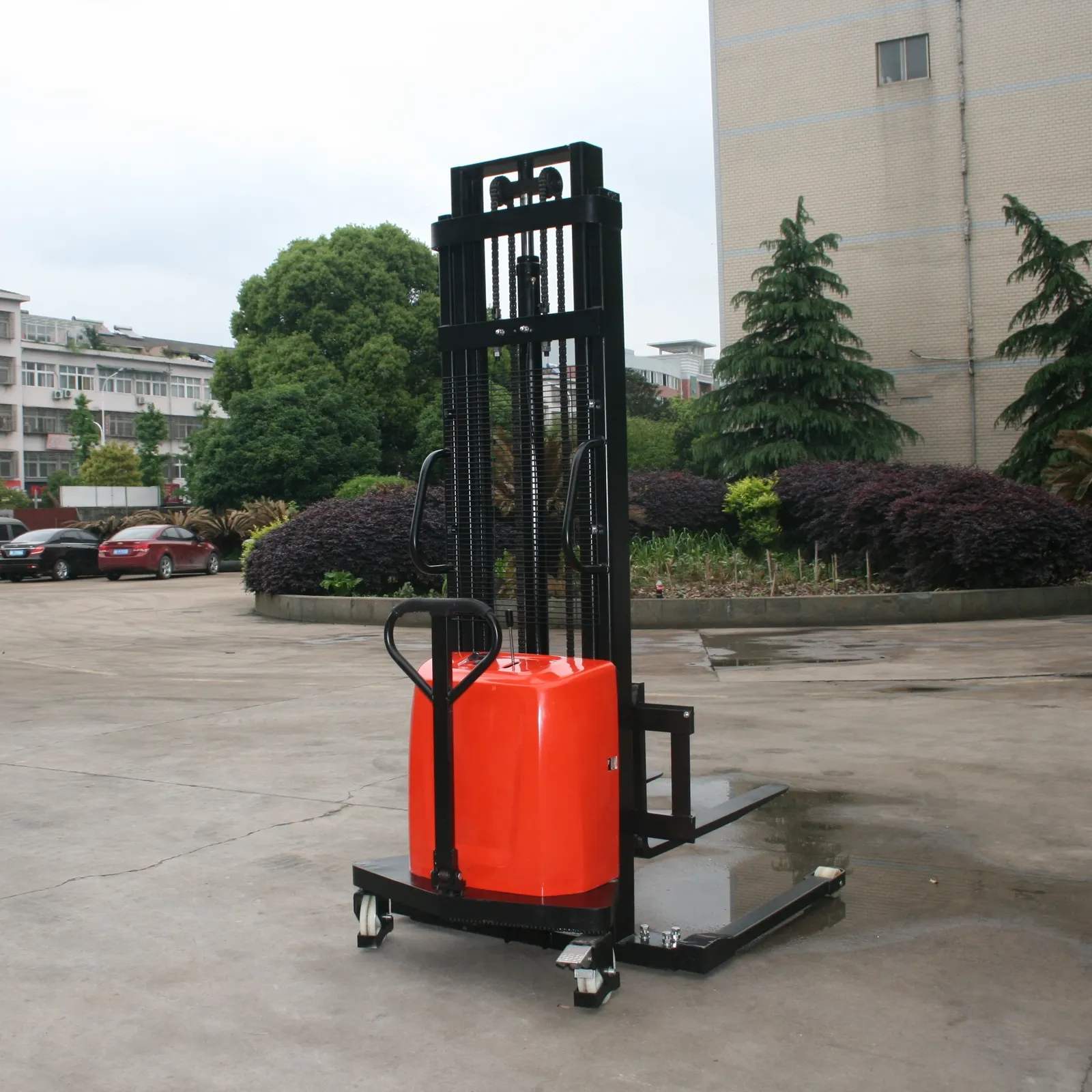 SEM1020 1000 kg-2000 kg Semi Electric Pallet Stacker photo 2