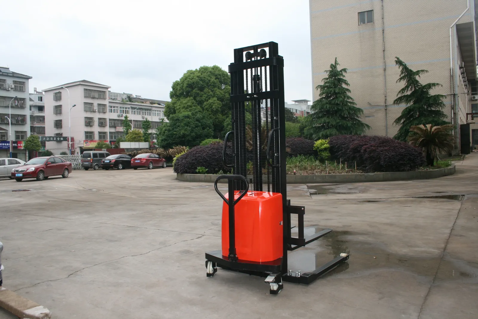 SEM1020 1000 kg-2000 kg Semi Electric Pallet Stacker photo 3