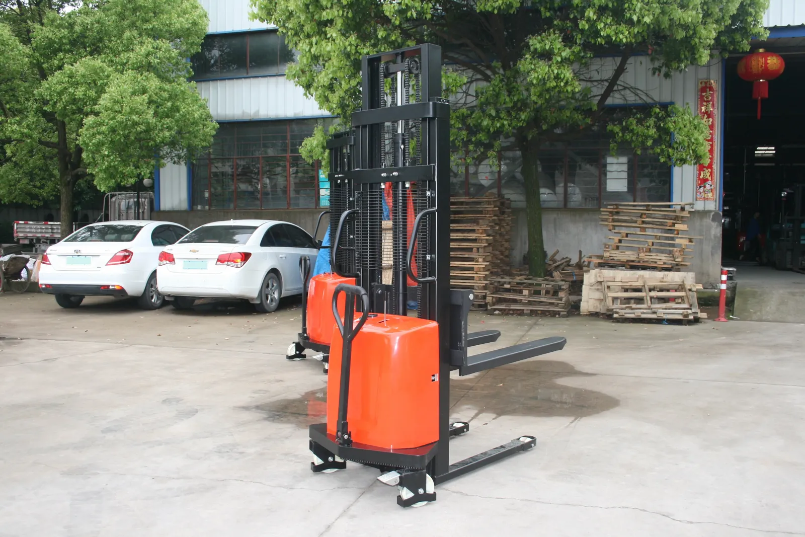 SEM1020 1000 kg-2000 kg Semi Electric Pallet Stacker photo 4