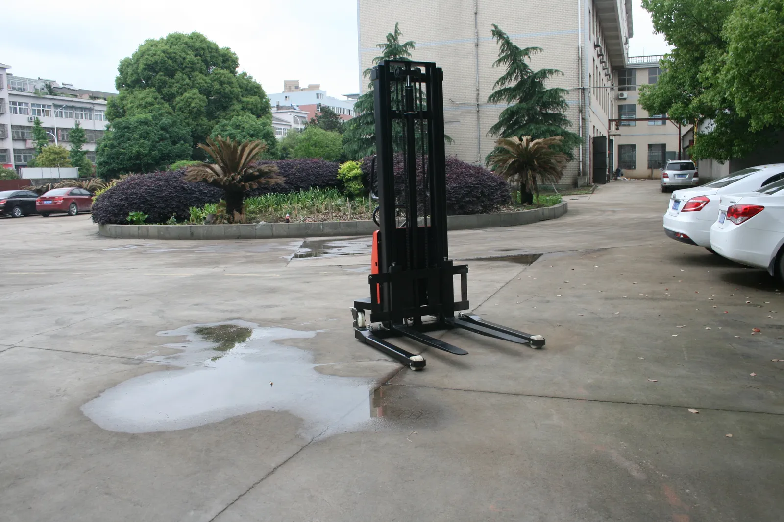 SEM1020 1000 kg-2000 kg Semi Electric Pallet Stacker photo 5