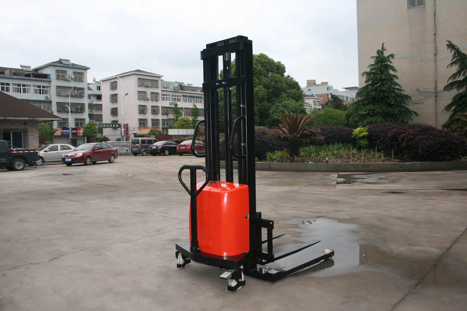 SEM1020 1000 kg-2000 kg Semi Electric Pallet Stacker photo 6