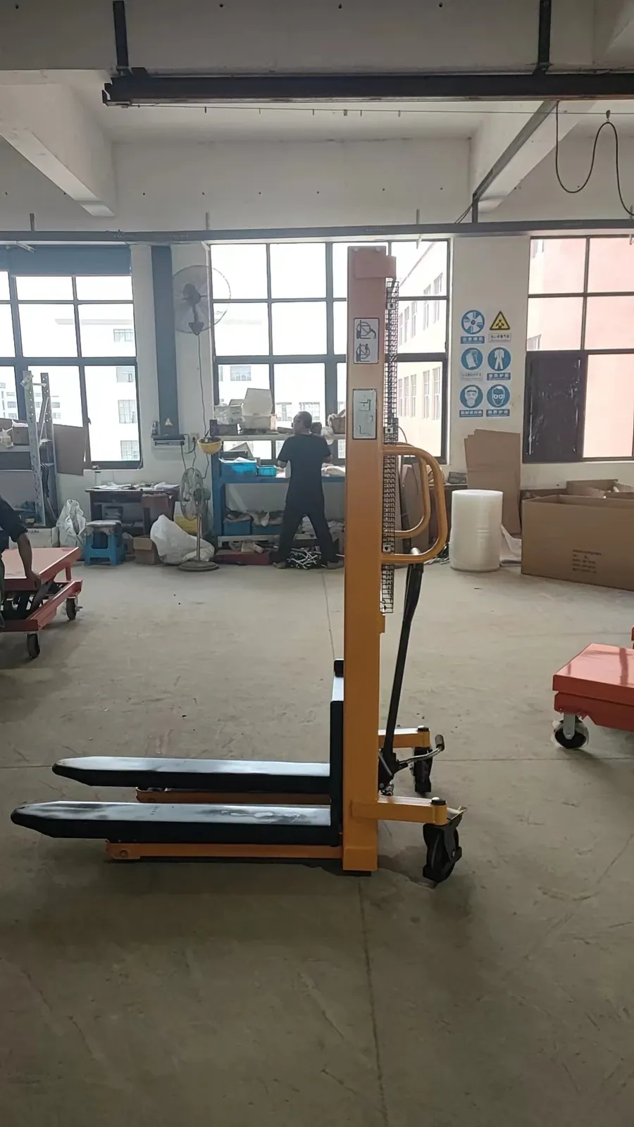 1 Ton Stacker Forklift High Quality Hydraulic detail 3