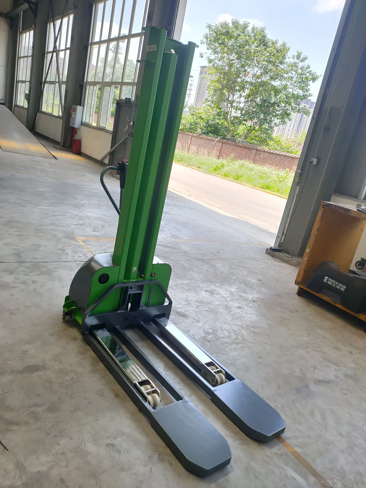 Half Electric Self Loading Stacker 500 to 1000 kg detail 6