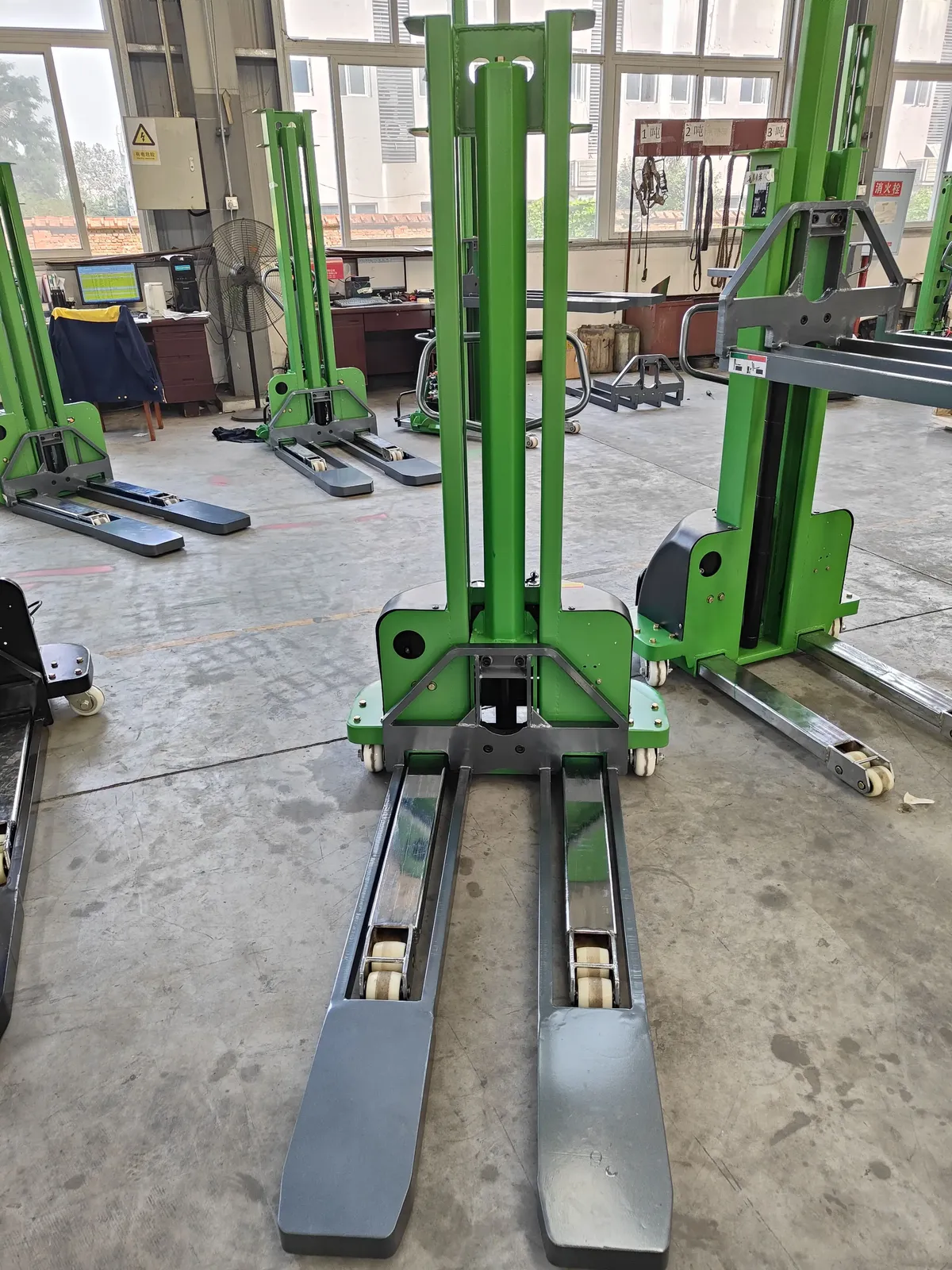Half Electric Self Loading Stacker 500 to 1000 kg photo 3