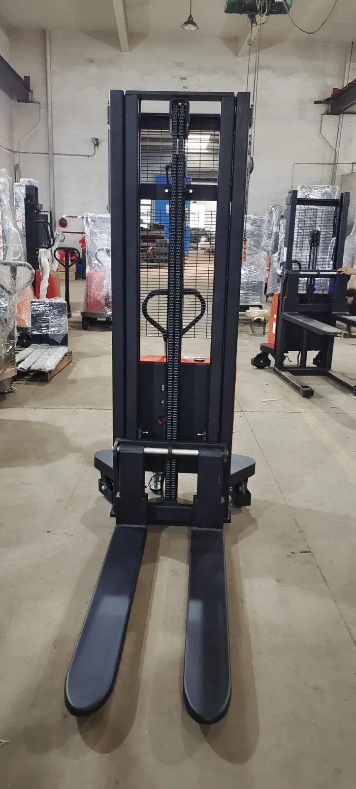 Semi -Electric Pallet Stacker Capacity 1000 to 1500 kg detail 4