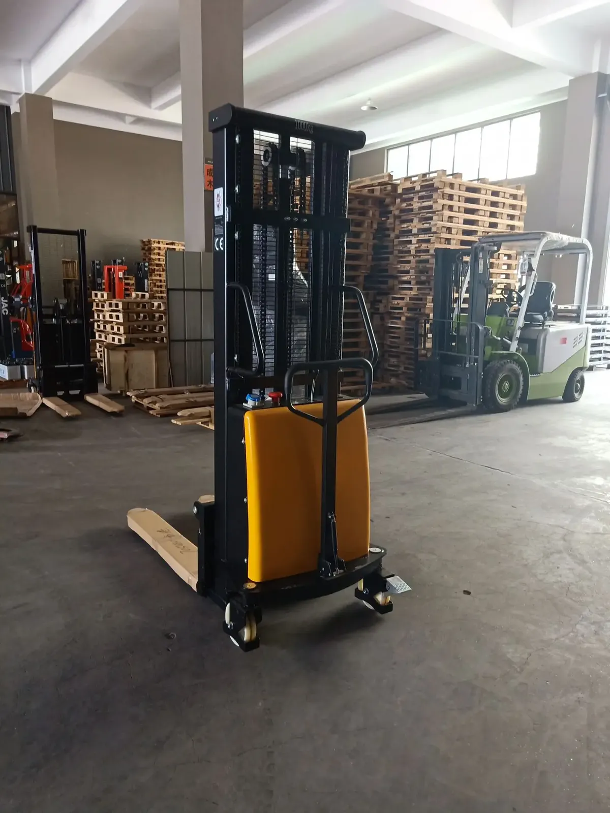Semi-Electric Pallet Stacker 2000 kg photo 5