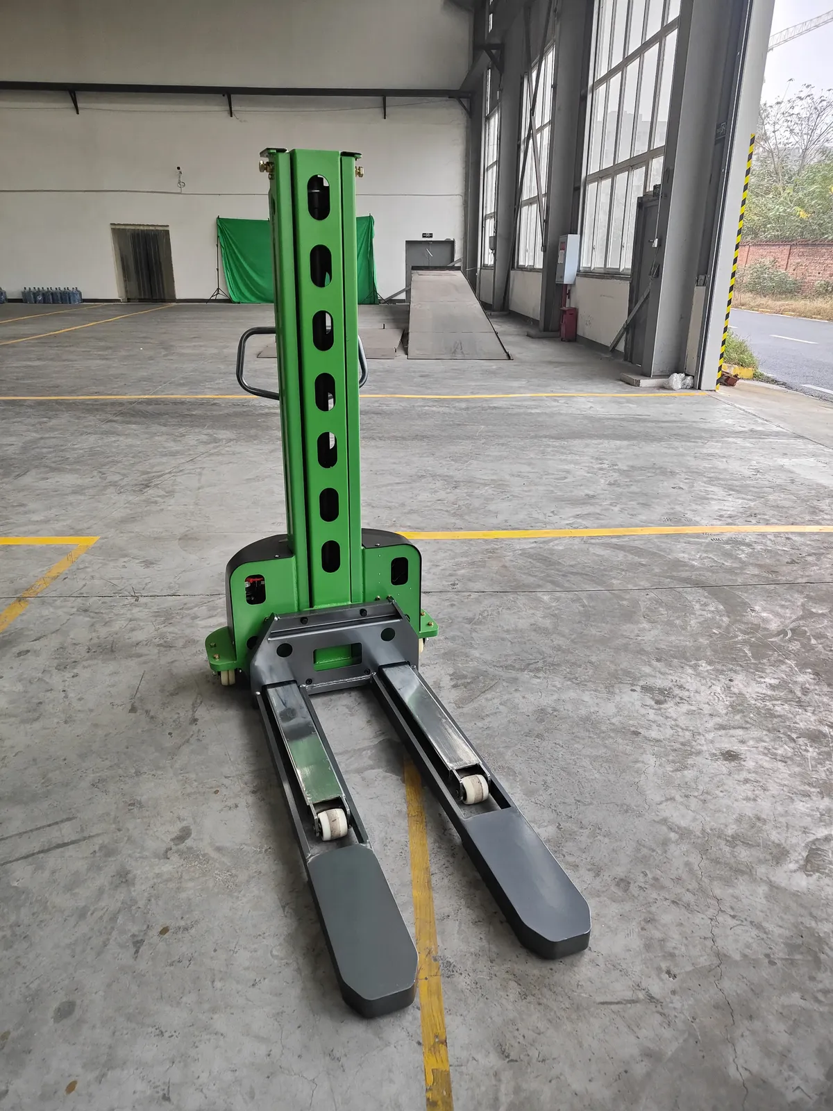 Semi Electric 500 to 1000 kg Stacker photo 5