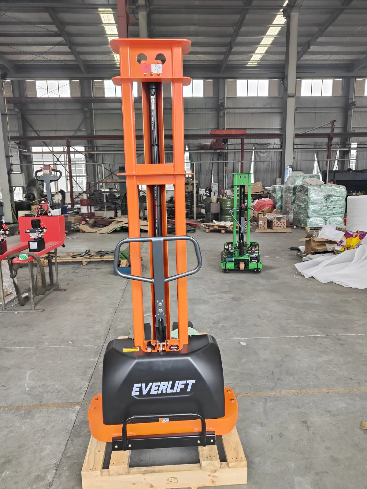 Semi-Electric & Full-Electric Self-Lifting Stackers photo 3