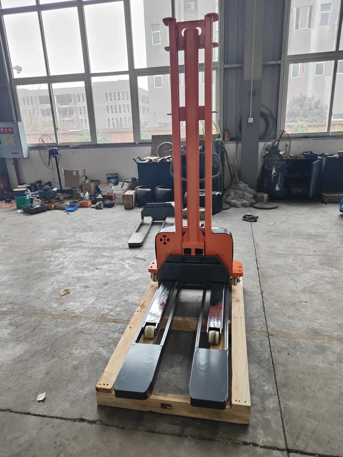 Semi-Electric & Full-Electric Self-Lifting Stackers photo 4
