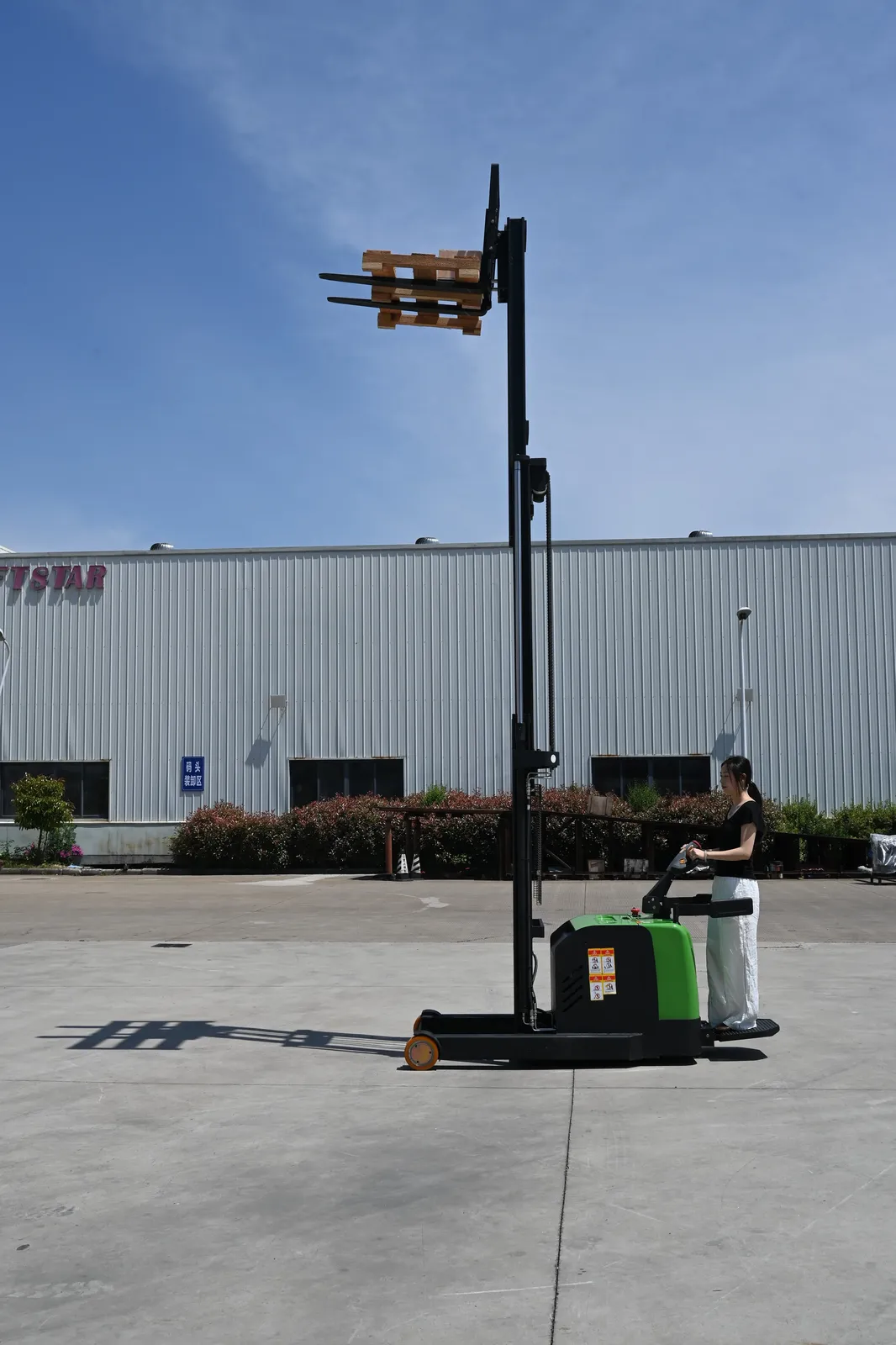 1.5T 2T Electric Pallet Reach Stacker With 3M 4M 5M 6M photo 3