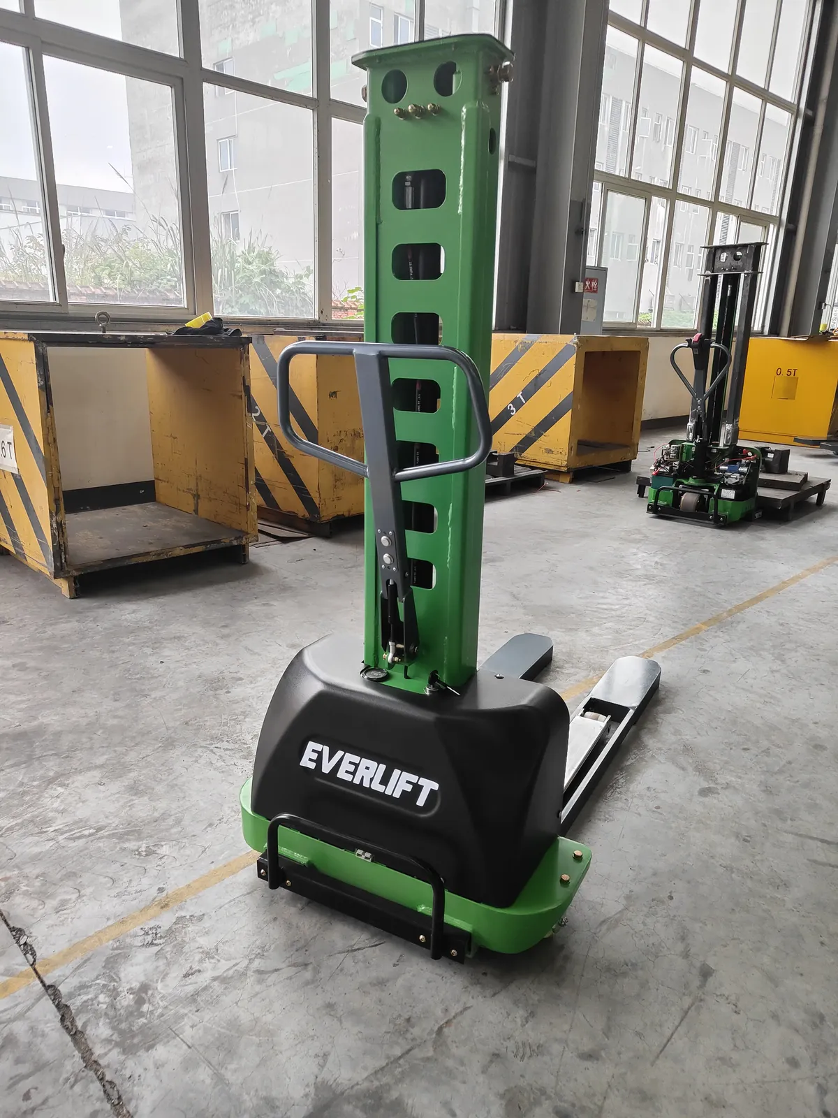 500 to 1000 kg Electric Semi Lift Stacker Stand on Stacker photo 5