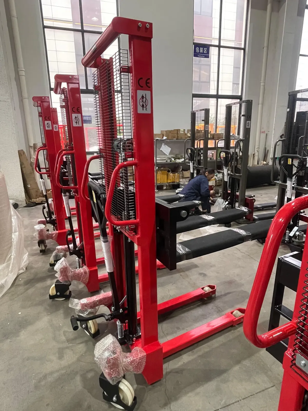 Manual Stacker 1000 to 2000 kg photo 3