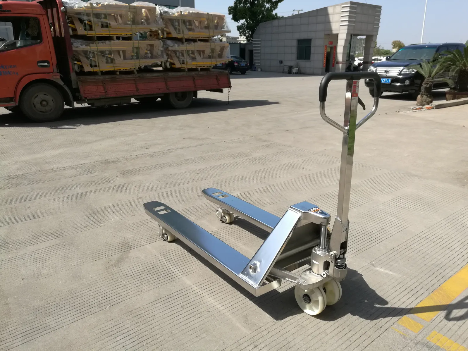 Galvanised Anti-Corrosion Hand Pallet Truck 1.5T photo 4
