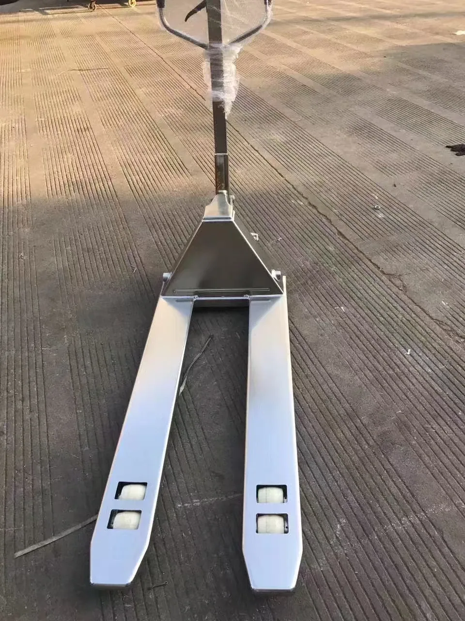 Galvanised Anti-Corrosion Hand Pallet Truck 1.5T photo 6