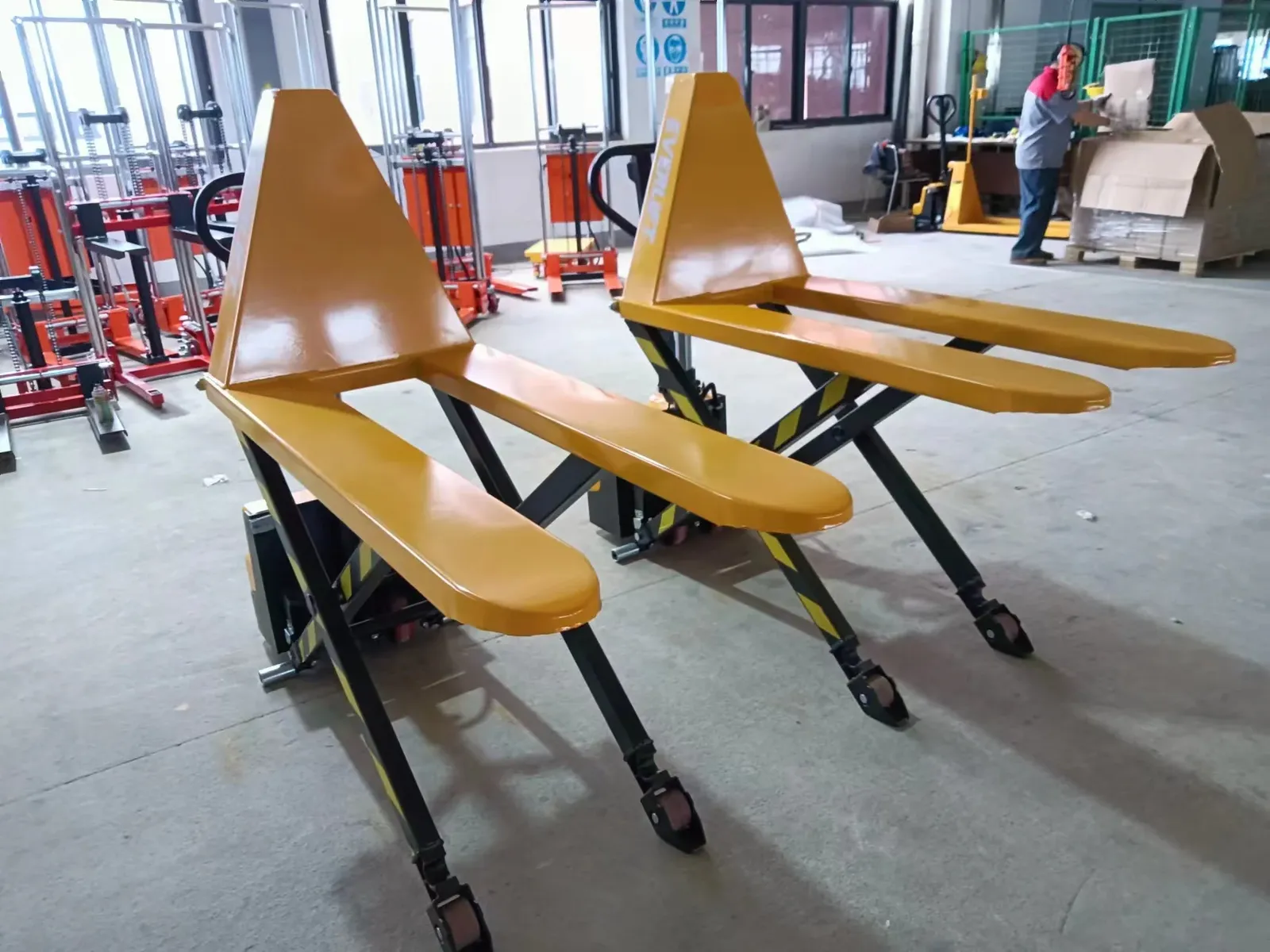 1000 to 1500 kg High Lifting Electric Pallet Truck with 1 detail 3