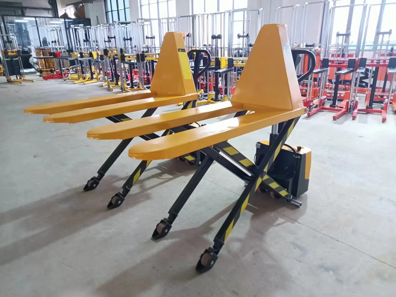 1000 to 1500 kg High Lifting Electric Pallet Truck with 1 photo 4