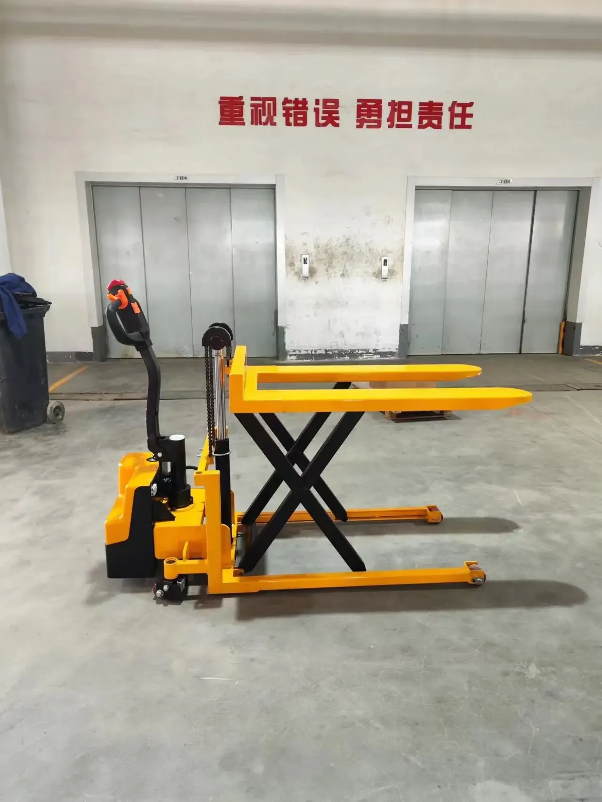 1000 to 1500 kg High Lifting Electric Pallet Truck with 1 photo 6