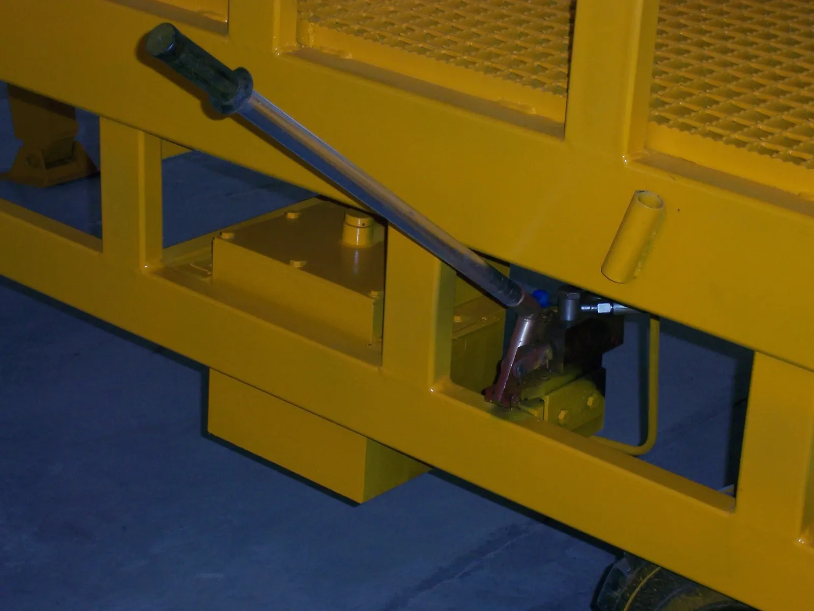 Factory Price Movable Dock Leveller Hydraulic Dock detail 11