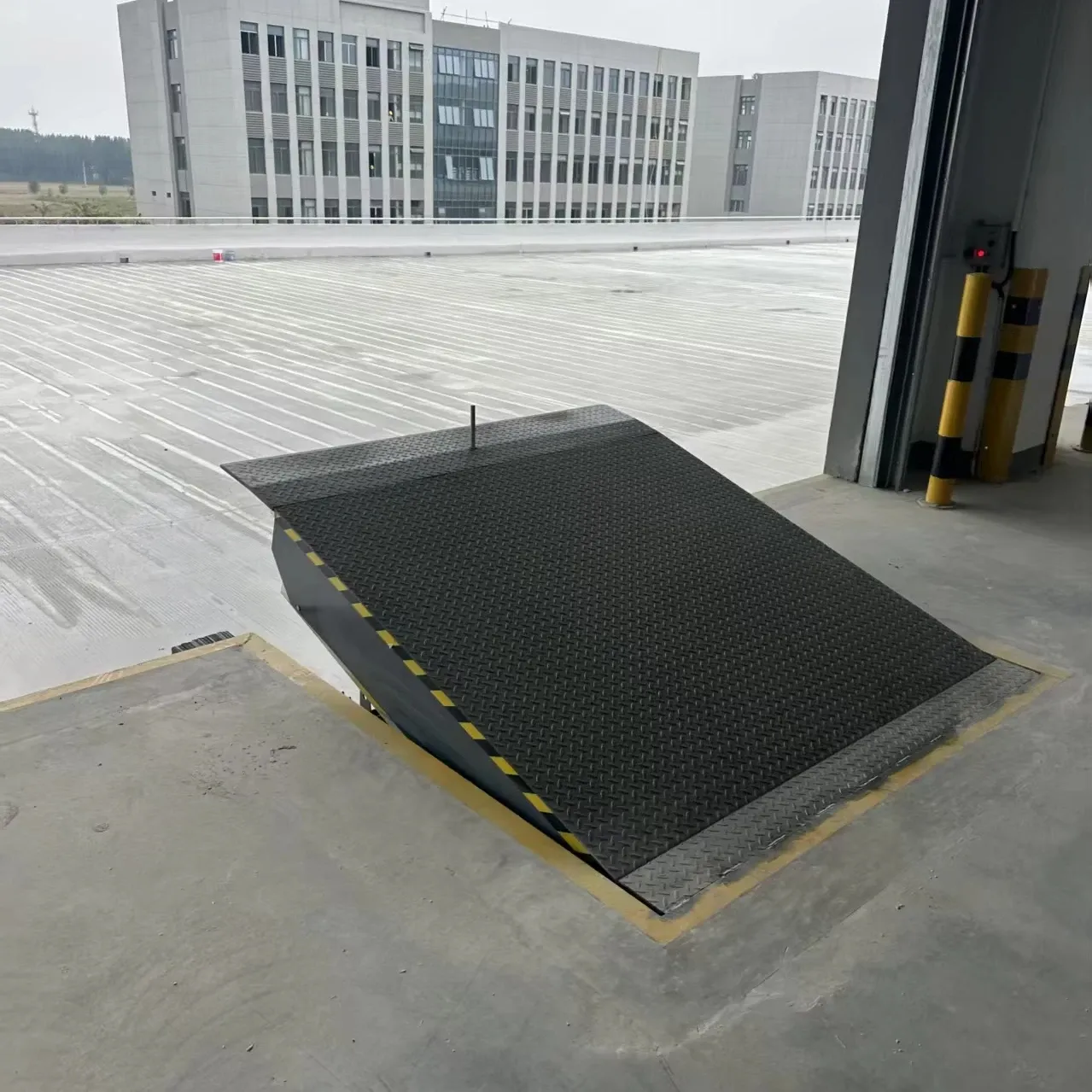 Factory Price Fixed Dock Leveller Hydraulic Dock photo 1
