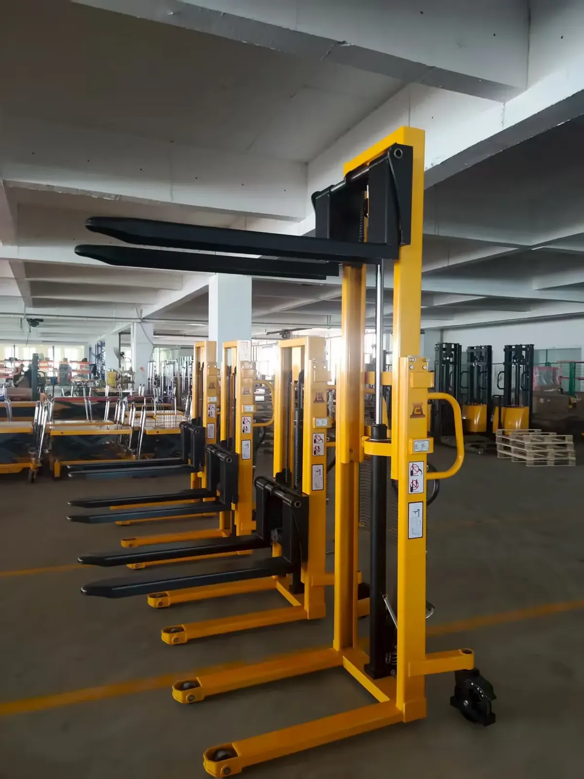 Manual Stacker 500 to 2000 kg photo 2