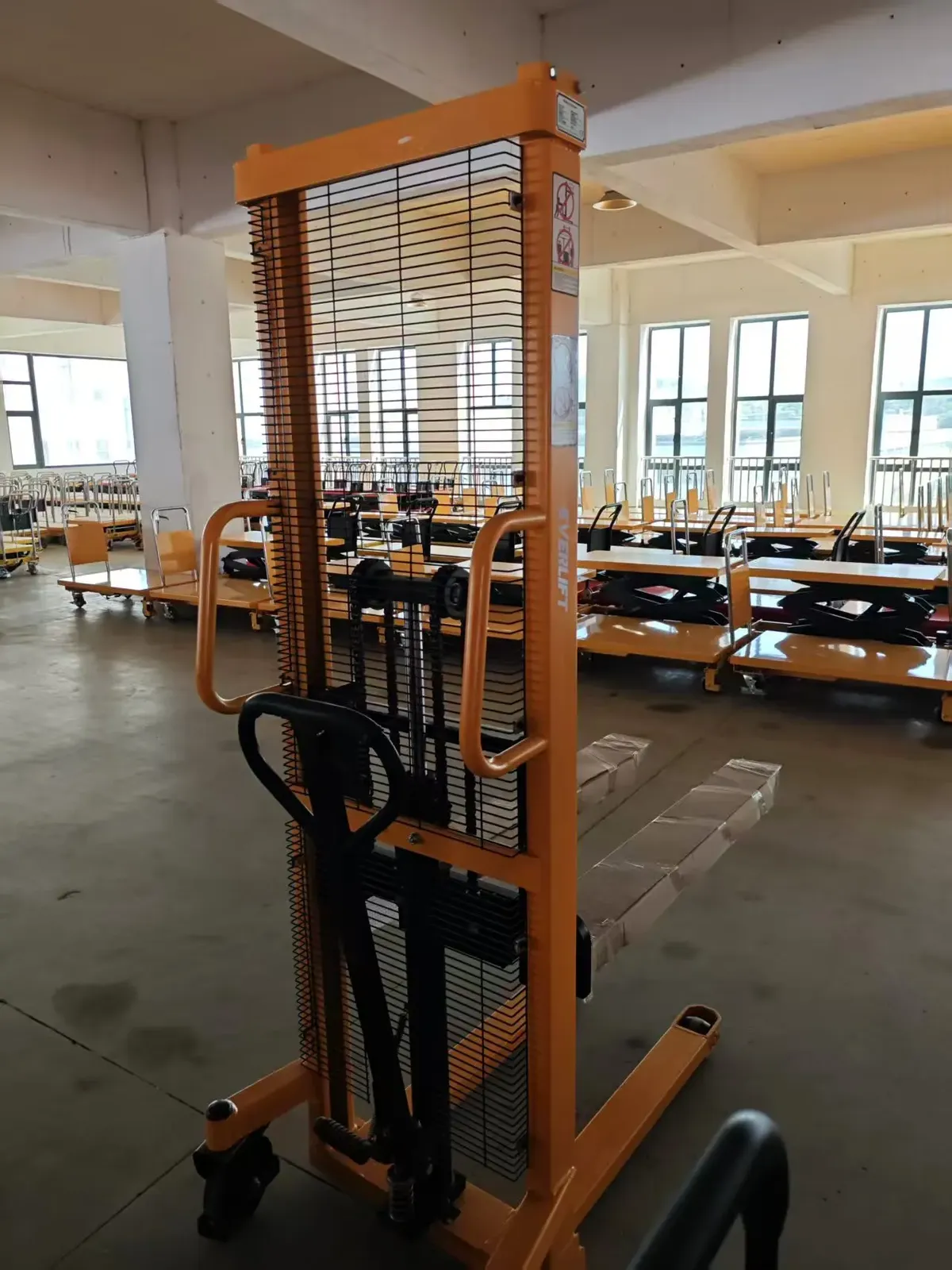 Manual Stacker 500 to 2000 kg photo 3