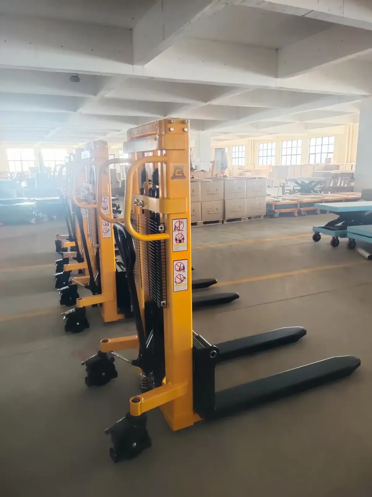 Manual Stacker 500 to 2000 kg photo 4