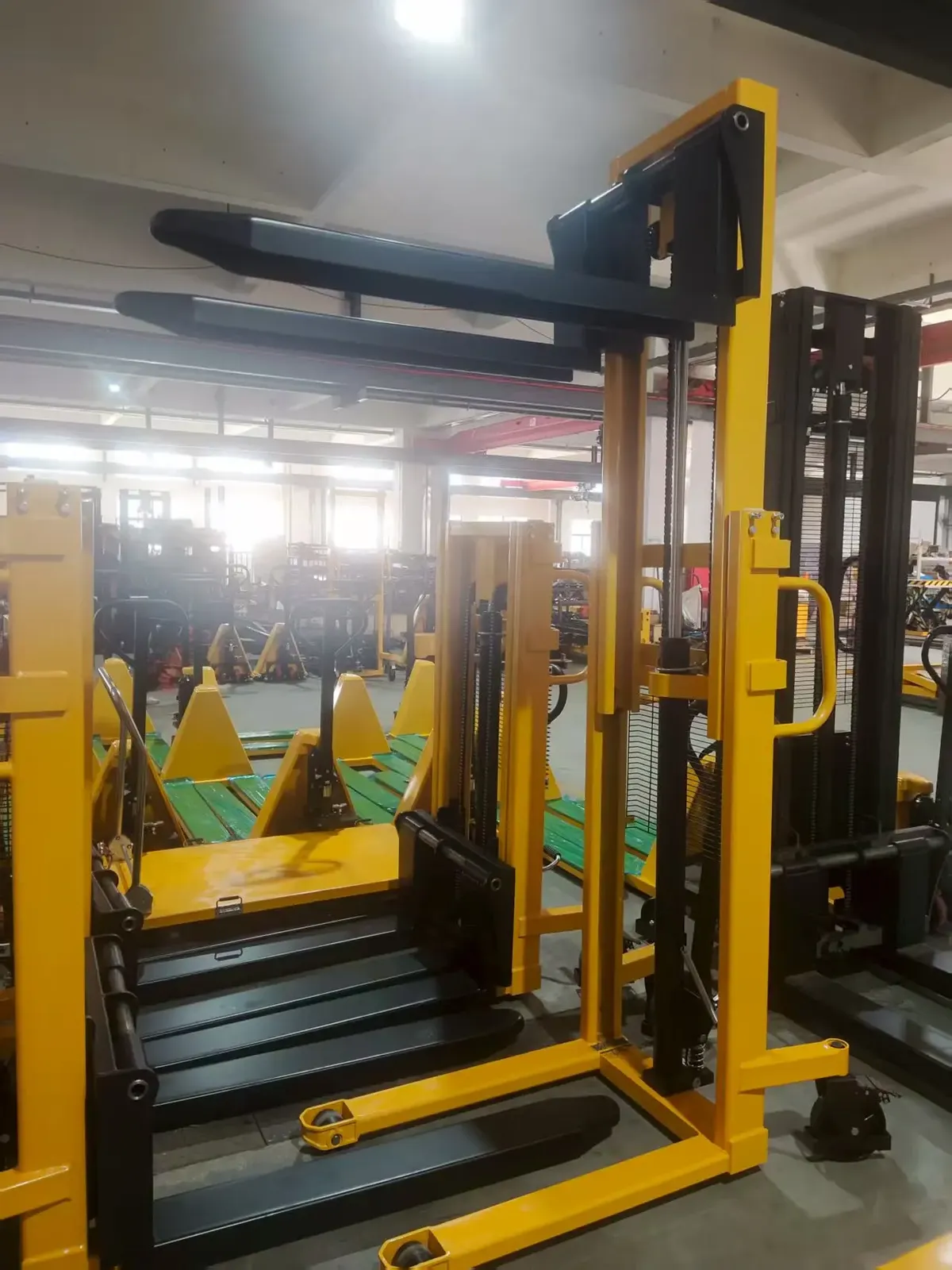 China Manufacturer Economic Hand Mini Lifter Stacker Forklift 2 Ton photo 4