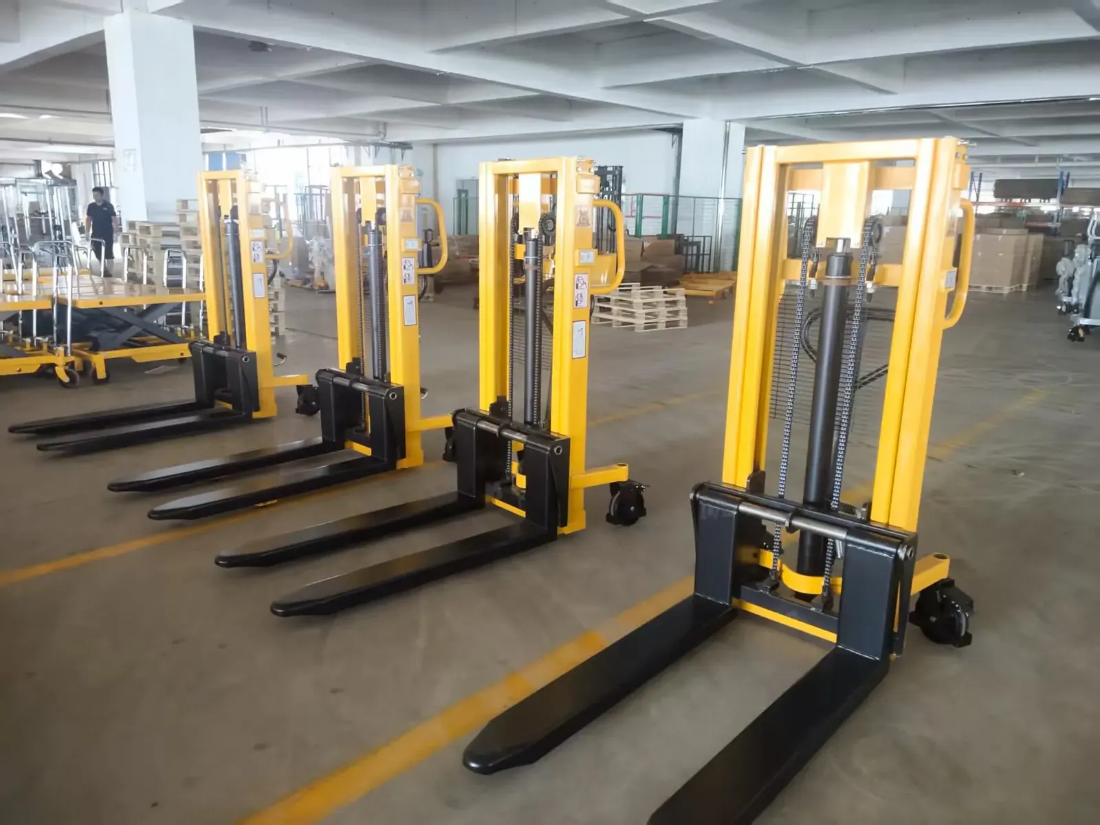 China Manufacturer Economic Hand Mini Lifter Stacker Forklift 2 Ton photo 5