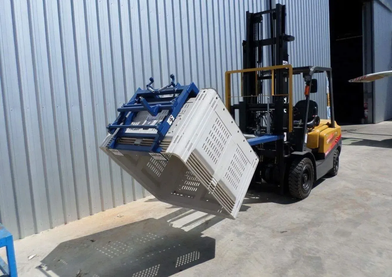 1Ton Forklift Attachment Bin Tipper for Forklift photo 3
