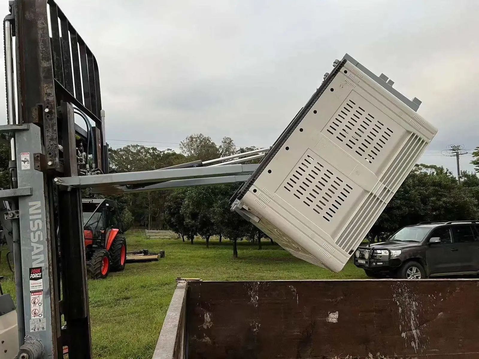1Ton Forklift Attachment Bin Tipper for Forklift photo 4