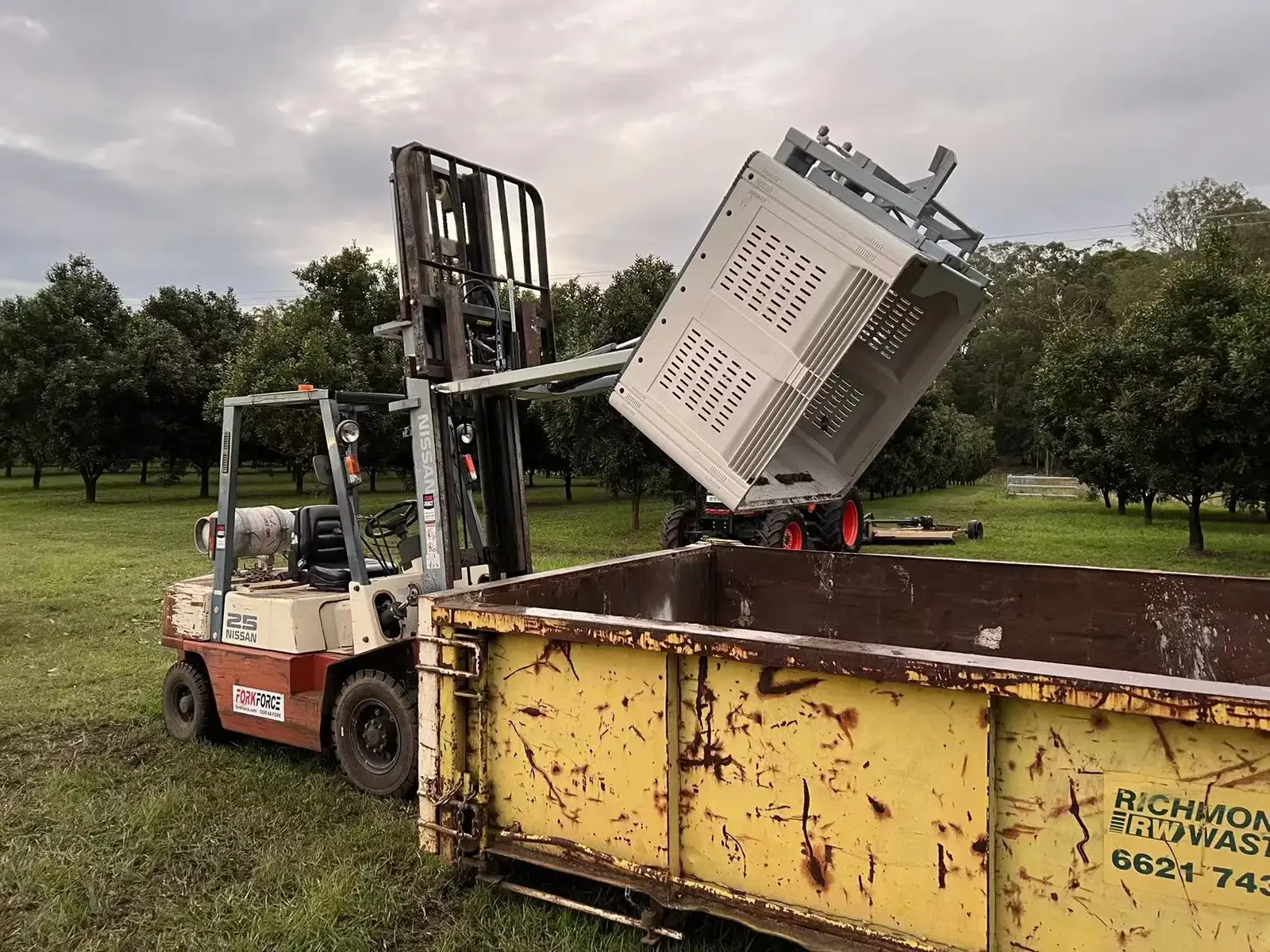 1TON Bin Tipper for Forklifts Designed for 1100mm-1200mm photo 2
