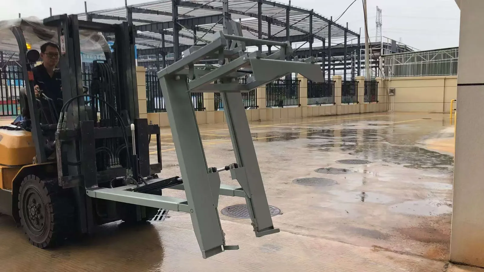 Heavy Duty Forklift Bin Tipper Forklift Attachment photo 4