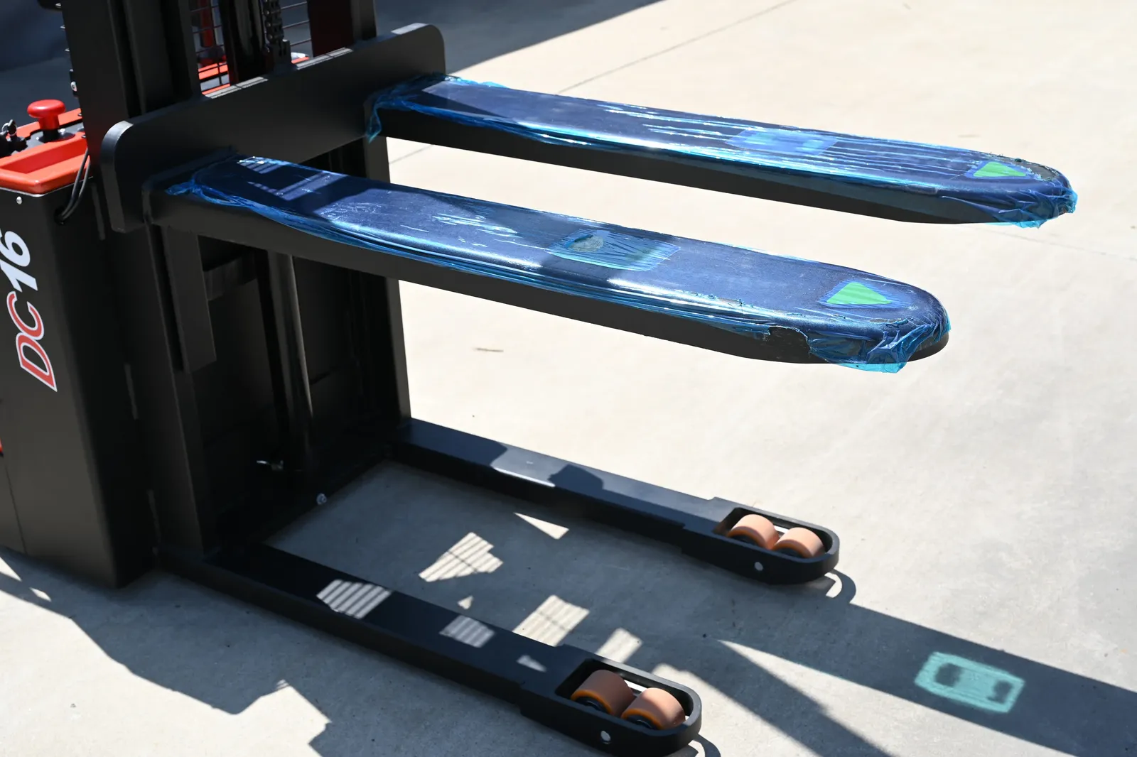 ELES12J 1200 kg Walk Behind Electric Pallet Stacker detail 6