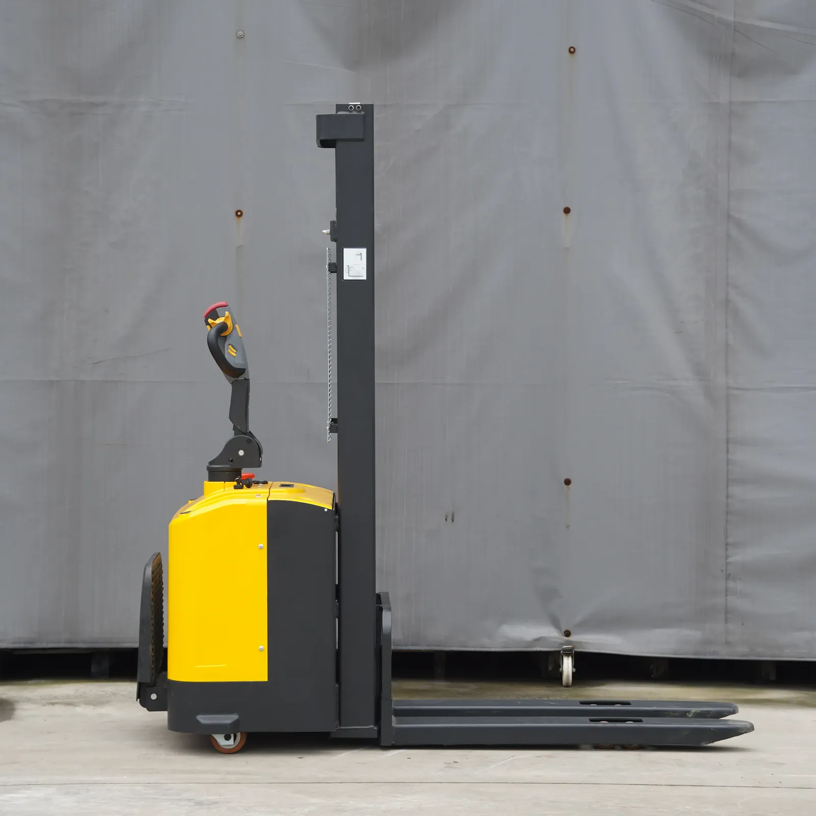 High Efficiency 1.5T Ride-On Electric Stacker detail 2