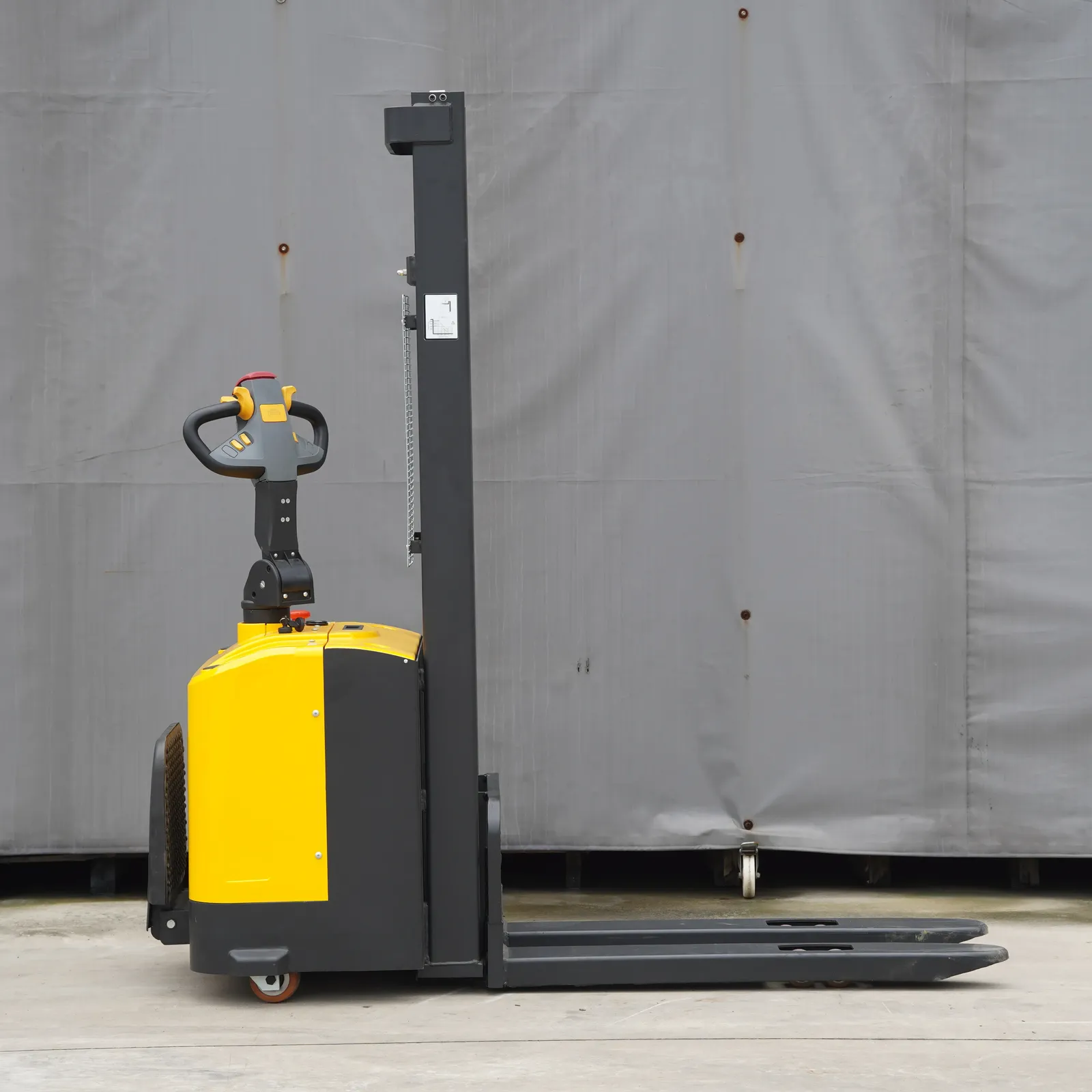 High Efficiency 1.5T Ride-On Electric Stacker photo 2