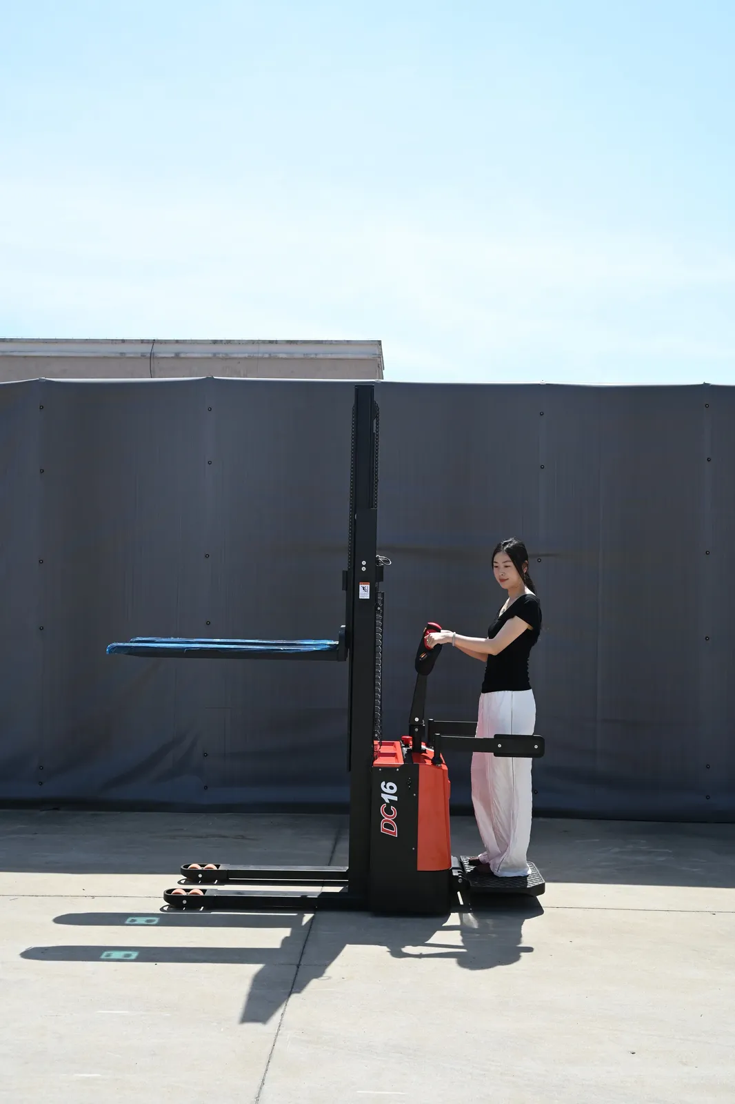 Electric Stacker Forklift Warehouse Pallet Jack detail 2