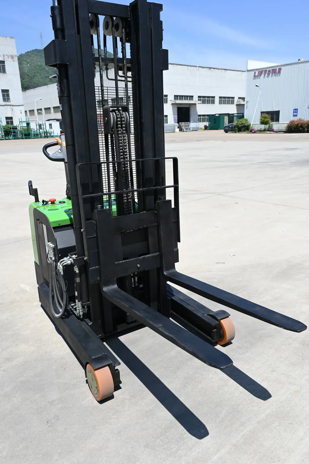 Ride on Electric Reach Stacker 2000 kg detail 10