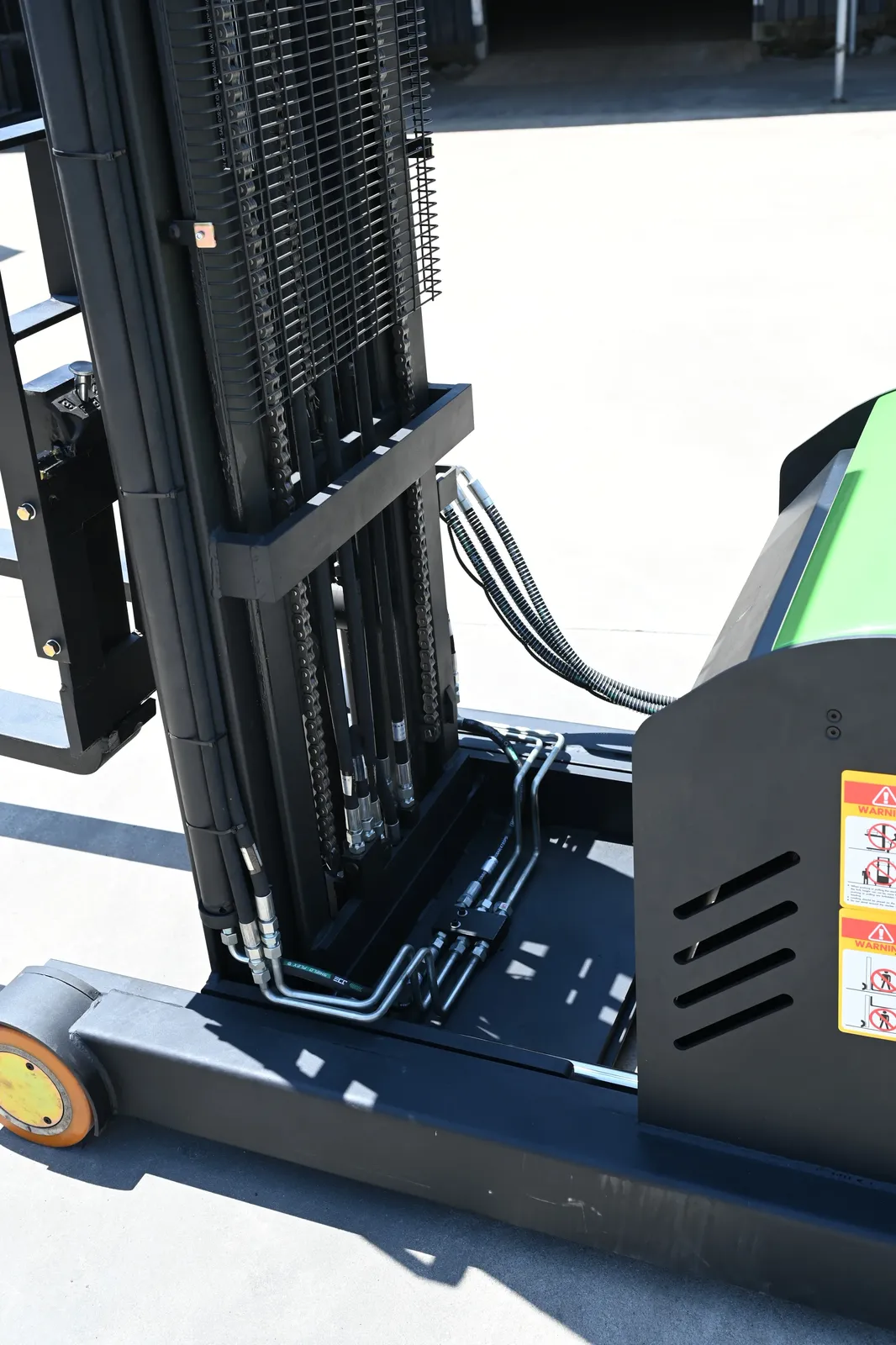 Ride on Electric Reach Stacker 2000 kg detail 11