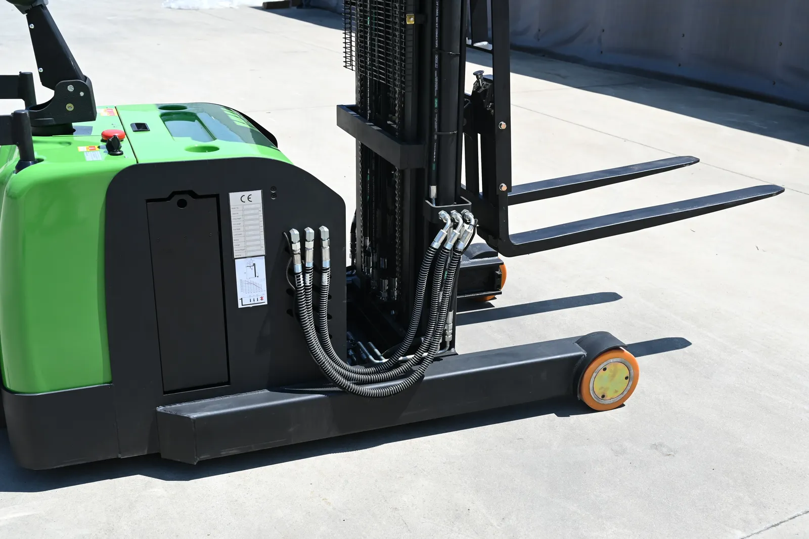 Reach Stacker Forklift 1000 to 2500 kg detail 8