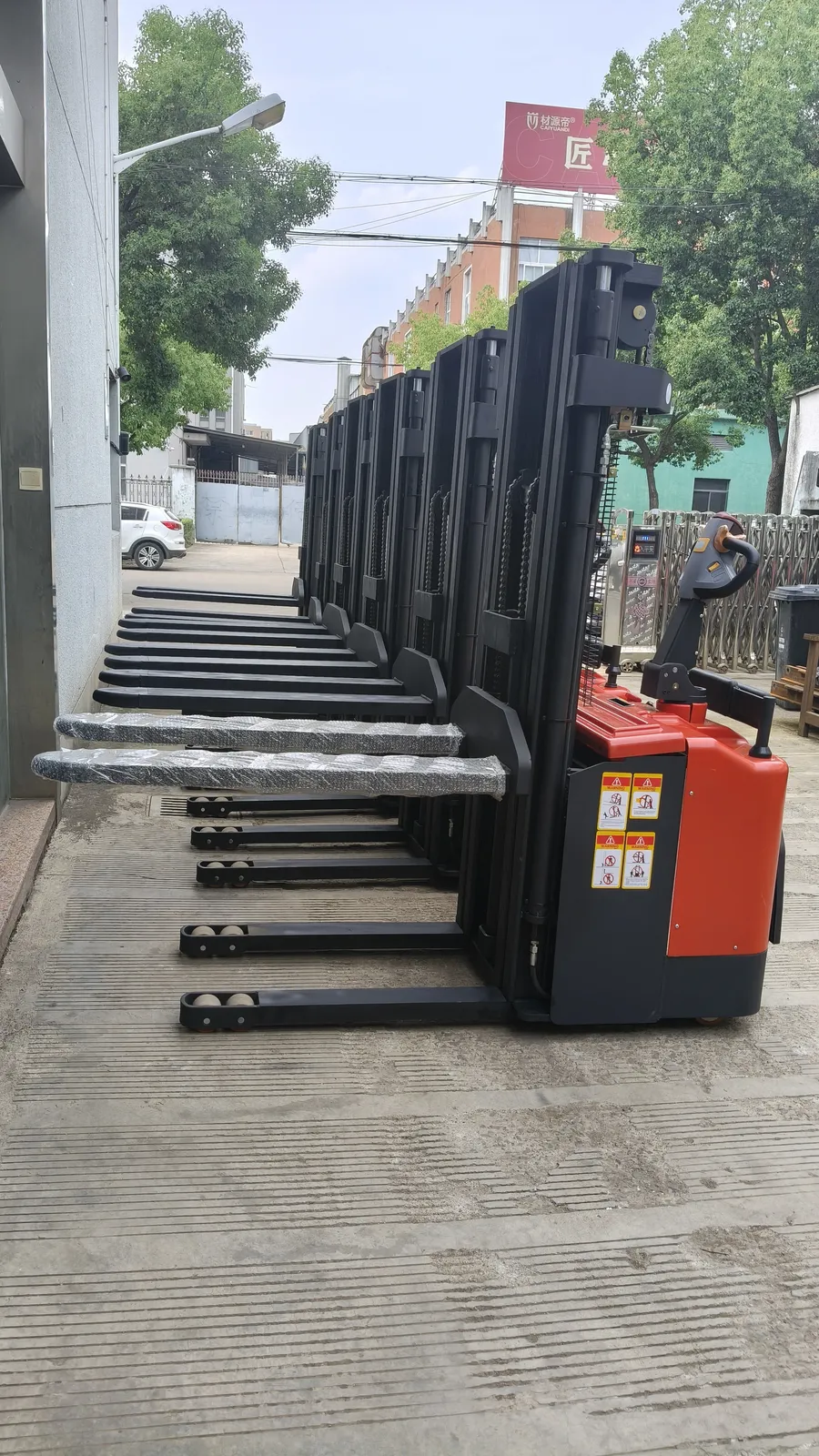 2.0 Ton EPS Stand-on Electric Stacker Pallet Lifter detail 6