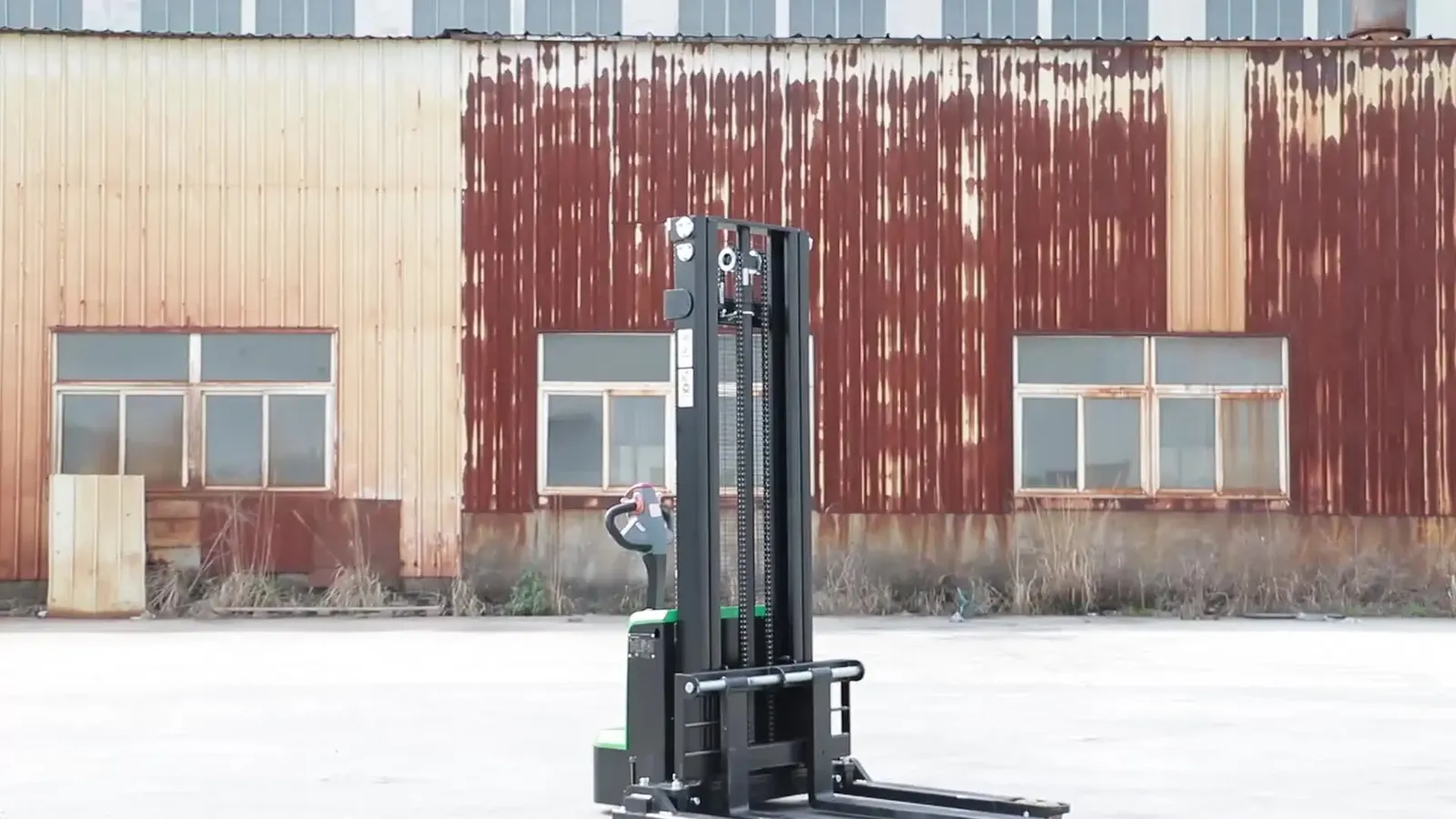 Electric Stacker Forklift Adjustable Straddle Legs Machinery detail 1