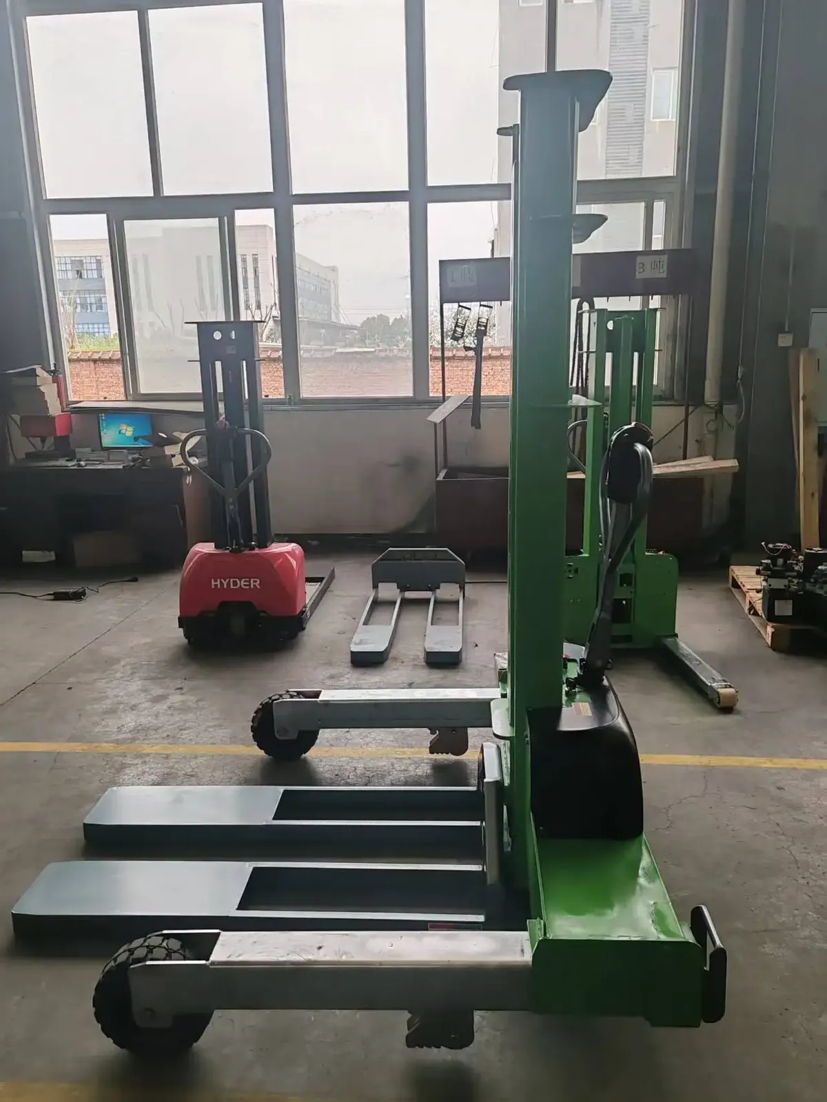 Portable off Road Electric Van Self-lifting Stacker 500 to 1500 kg photo 6