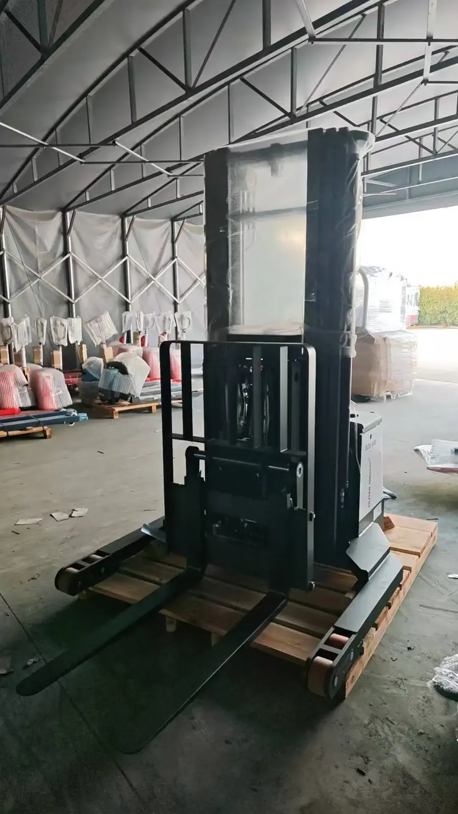1400 kg Single Scissor Electric Reach Stacker 3m-5.5m detail 3