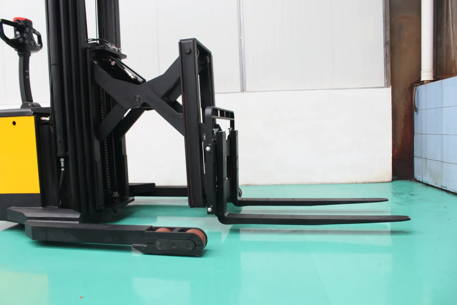 1400 kg Single Scissor Electric Reach Stacker 3m-5.5m detail 7