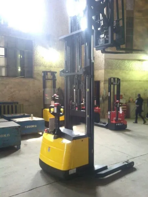 1400 kg Single Scissor Electric Reach Stacker 3m-5.5m photo 2