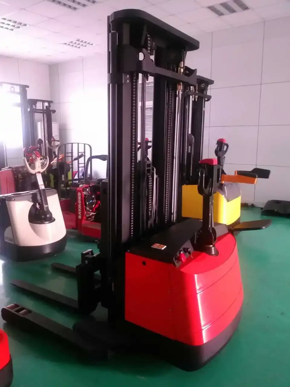 1400 kg Single Scissor Electric Reach Stacker 3m-5.5m photo 6