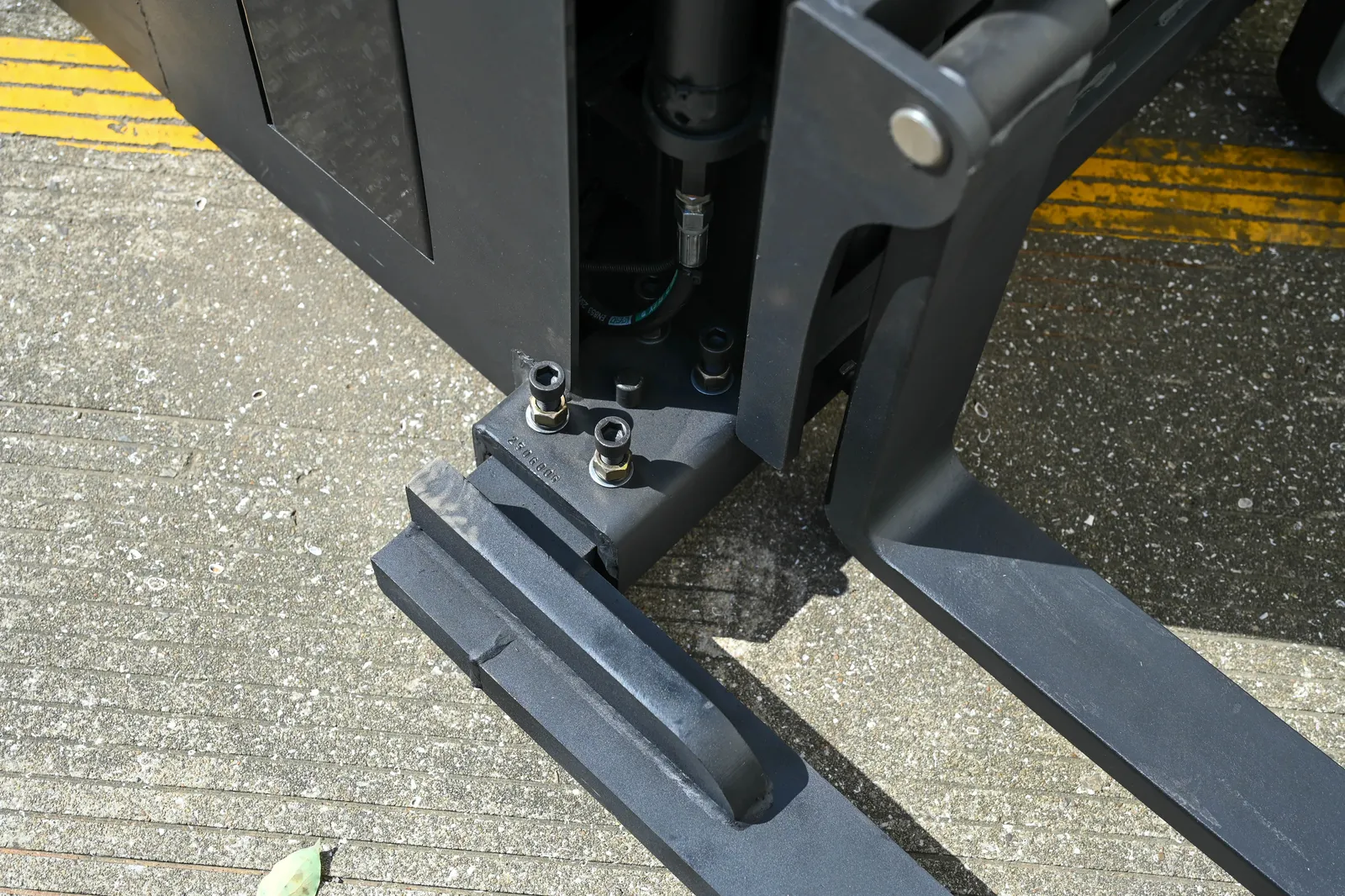 Battery Stacker 1.5 Ton detail 10